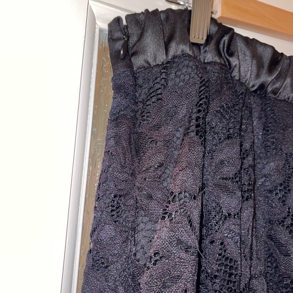 Two-piece sleeveless flutter sleeve top and midi skirt black lace gibsonlook - Picture 8 of 16